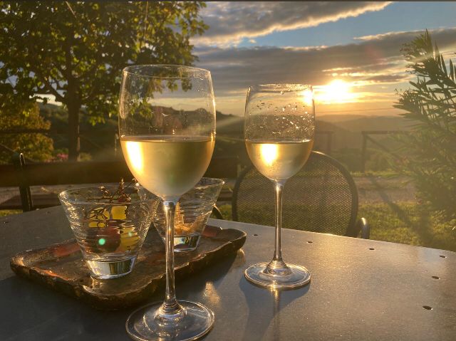 Un bicchiere di Roero Arneis e il tramonto sulle Langhe