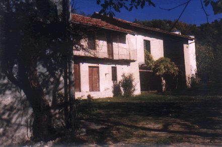 Facciata ovest di Casa Branzele prima dei lavori di conservazione e riuso (1998)